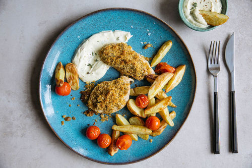 Hähnchen mit Panko-Kruste an Kartoffeln mit cremiger Senfsauce