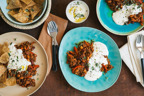 Deftiges Bohnen-Linsen-Chili mit Joghurtdip und Tortillachips