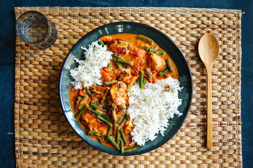 Indonesisches Hähnchencurry mit grünen Bohnen und Basmatireis