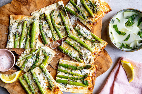 Flammkuchen mit grünem Spargel dazu Kohlrabi-Basilikum-Salat