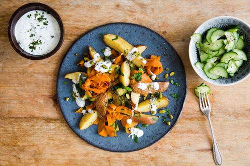 Orientalisches Ofengemüse mit marinierten Gurken und Pistazien