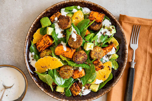 Orientalischer Falafel-Salatteller mit Ofenkarotten, Avocado und Orange