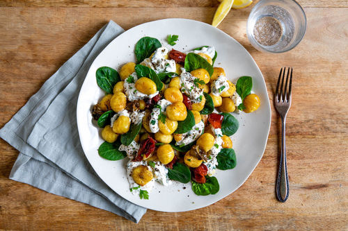 Knusprig gebackene Gnocchi mit gegrillter Paprika und Petersilie