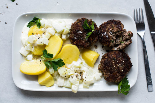 Bouletten mit Rahmkohlrabi und Salzkartoffeln