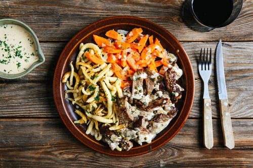 Geschnetzeltes in Pfefferrahm mit glasierten Karotten und Spätzle