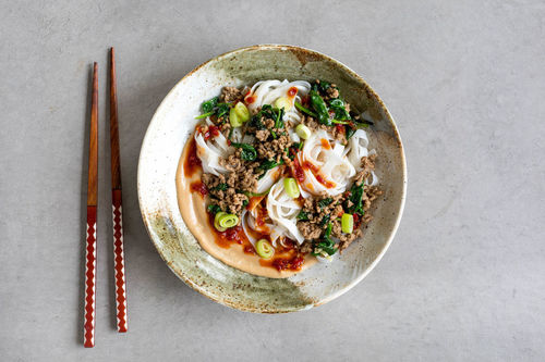 Scharfes „Dan-Dan“-Hackfleisch mit Reisbandnudeln und Spinat