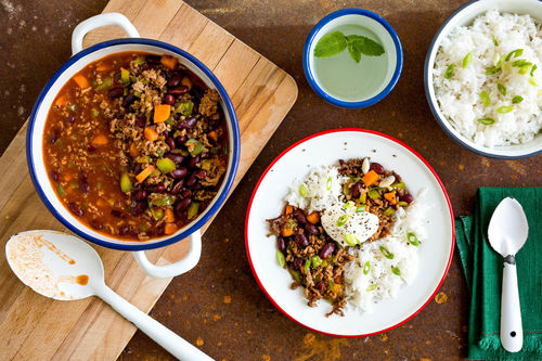 Buntes Chili con Carne mit Crème fraîche und Reis