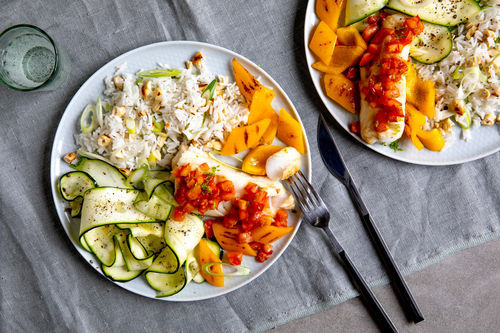 Zartes Teriyaki-Kabeljaufilet mit Zucchinisalat und Cashew-Reis