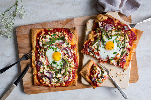Pizza Shakshuka-Style mit Feta, Ei und Paprika