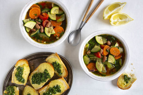 Italienische Minestrone mit Mozzarella-Gremolata-Crostini
