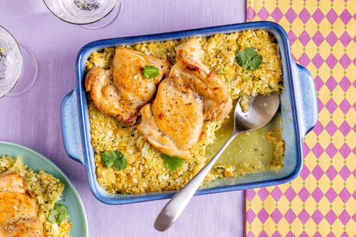 Low Carb: Gebackene Hähnchenschenkel an käsigem Blumenkohlreis mit Salsa verde