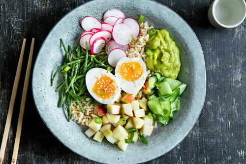 <650kcal: Reis-Bowl mit Apfel und Ei mit Queller und Guacamole