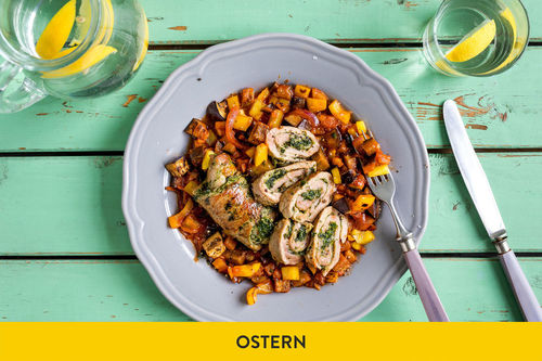 Rosa gebratene Kalbsroulade an mediterranem Ratatouille-Gemüse