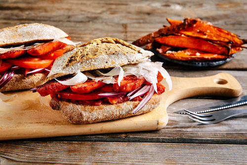 Deftiger Chorizo-Burger mit Süßkartoffelpommes und Salsa