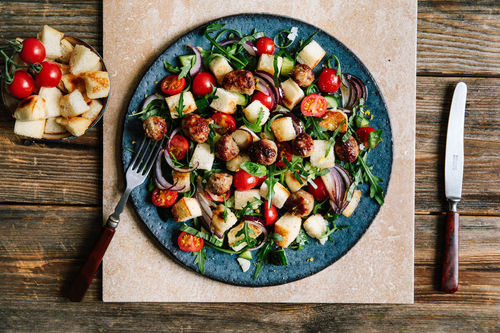 Saftig gegrillte Salsiccia mit italienischem Brotsalat