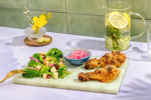 Special: Drumsticks „Fried Chicken“-Style mit Brokkoli und eingelegten Zwiebeln