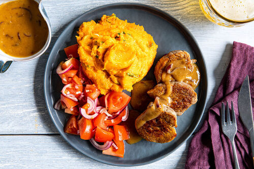 Special <650kcal: Zartes Schweinefilet mit Süßkartoffelstampf und Tomatensalat
