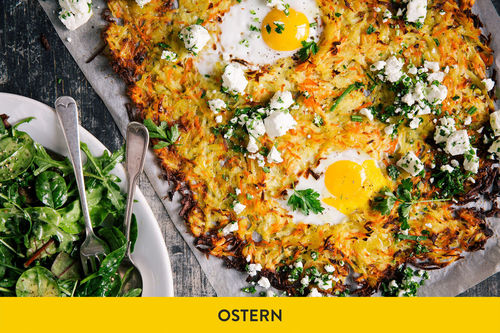 Österliche Rösti aus dem Ofen mit Feta, Ei und gemischtem Salat