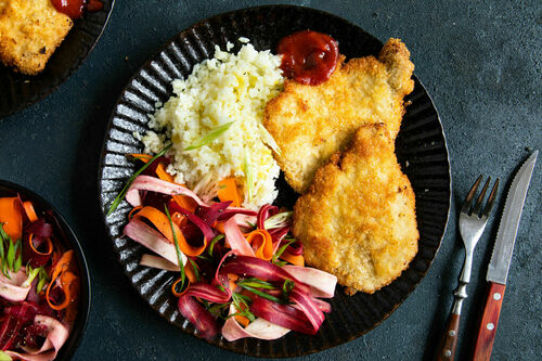 Schweineschnitzel Tonkatsu-Style mit mariniertem Wurzelgemüse und Sushireis