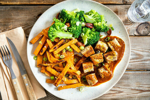 Special: Rindswurst mit Tomaten-Curry-Sauce dazu Süßkartoffeln und Brokkoli mit Mandeln