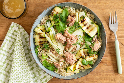 V2: Vegane „Thunfisch“-Bowl mit Fenchel mit Naturreis und Tahinidressing