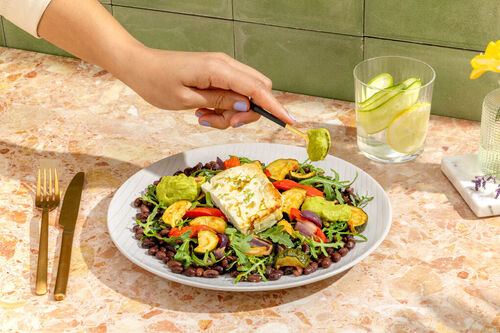 Special <650kcal: Gegrillter Feta und Gemüse auf Rucola, Guacamole und Bohnen