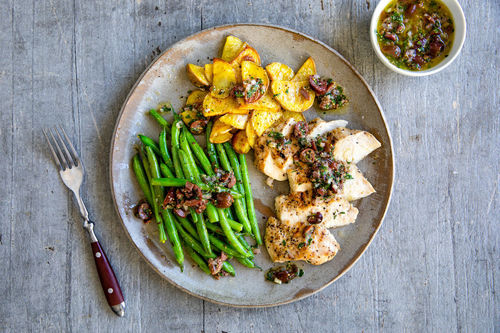 Gegrilltes Hähnchen mit Oliven dazu grüne Bohnen und Röstkartoffeln