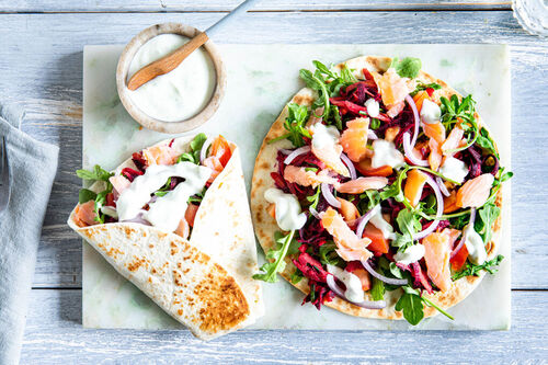 Superfix: Räucherlachs-Rucola-Wraps mit Karottensalat und Limetten-Crème fraîche