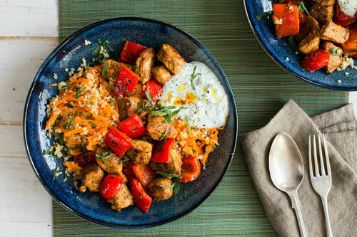 <650kcal: Würzige Hähnchen-Paprika-Pfanne auf Karotten-Bulgur mit Joghurtdip