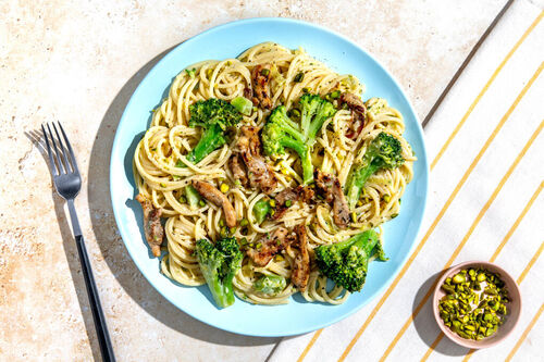 V1: Zitronige Brokkoli-Hähnchen-Pasta mit Crème fraîche, Lauch und Pistazien