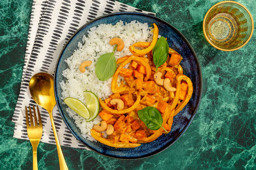 Kokos-Süßkartoffel-Curry mit Cashews und getrockneten Datteln, dazu Reis