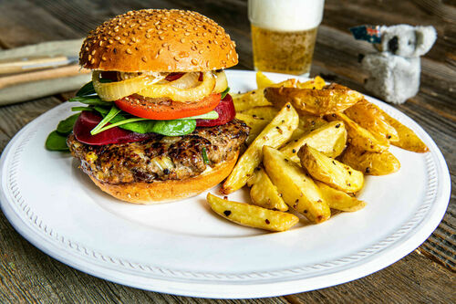 Burger mit Bio-Rinderhack und Roter Bete dazu knusprige Kartoffelwedges