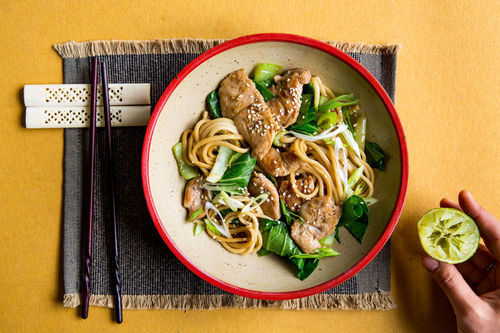 Udon-Nudeln mit Hähnchenbrust mit knackigem Pak Choi und Sesam