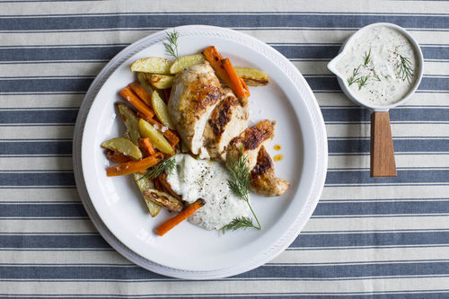 Würziges Hähnchen mit Senfdip und Kartoffel-Karotten-Pommes