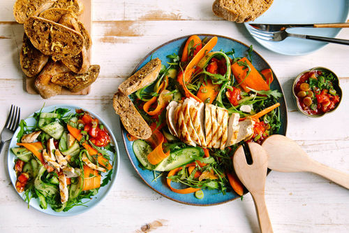 Gegrillte Hähnchenbrust auf Frühlingssalat mit Sauerampfer