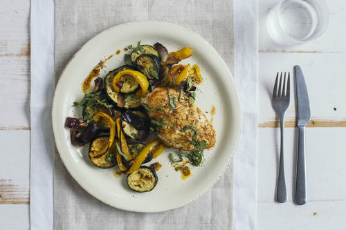 Glasiertes Hähnchenbrustfilet mit würzig-pikantem Ofengemüse