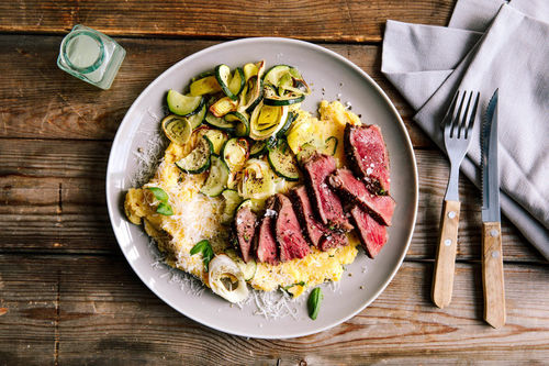 Roastbeef an Basilikum-Polenta mit Zucchini-Lauch-Gemüse