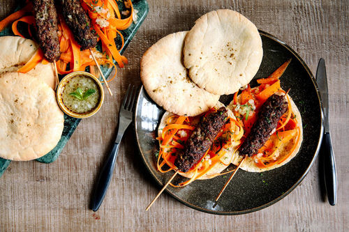 Feine Lammhack-Köfte mit Karotten-Ingwer-Salat und Pita