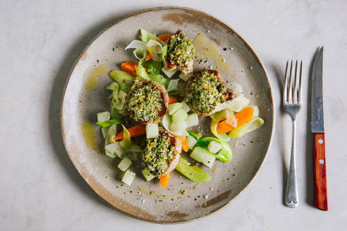 Zarte Schweinemedaillons mit Panko-Kruste und Kohlrabigemüse