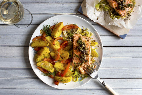 Lachs-Päckchen mit Kapern und Lauch, dazu Tomaten-Kartoffeln
