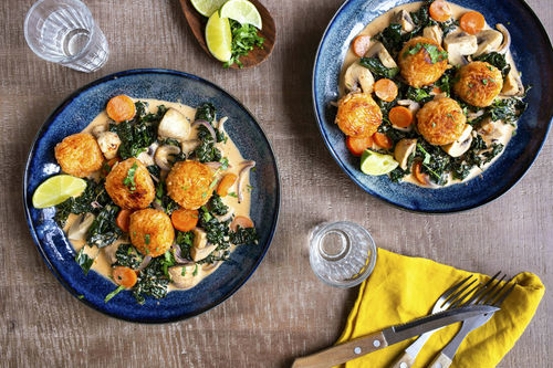 Pikante Curry-Reisbällchen mit Kokos-Gemüse und Limette