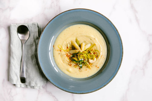 Spargel-Kartoffel-Cremesuppe mit Cashews und frittiertem Lauch