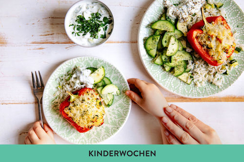 Gefüllte Paprikaschoten mit Gemüsereis, Gurkensalat und Dip