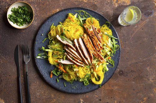 Schnelle Teriyaki-Putenbrust auf buntem Glasnudel-Gemüse-Salat