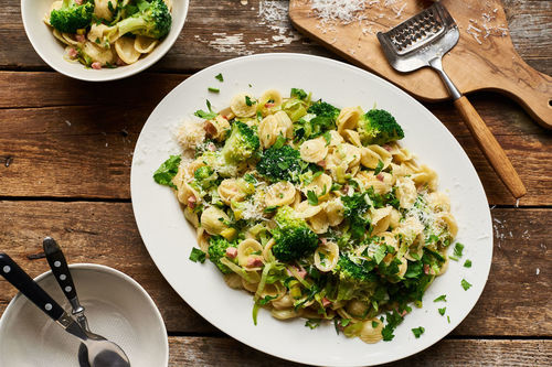 Orecchiette alla carbonara mit Speck, Lauch und Brokkoli