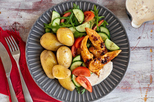 V: Bio-Cajun-Hähnchen und kleine Kartoffeln mit Rucolasalat und Joghurt-Rauchmandel-Sauce