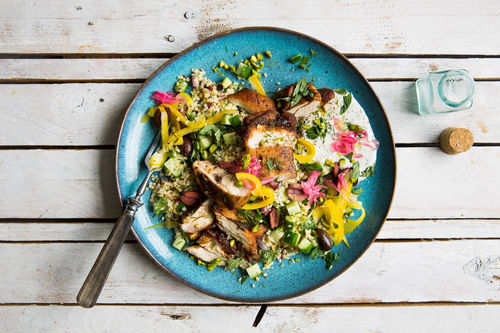 Schnelles Schawarma-Hähnchen an Bulgursalat mit Pistazien und Dip