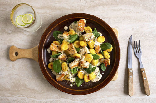 Gebratene Hähnchenbrust auf cremiger Gnocchi-Limetten-Pfanne