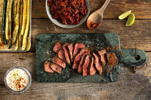 Saftiges Rindersteak „Mexiko“ mit Zucchini, Bohnengemüse und Dip