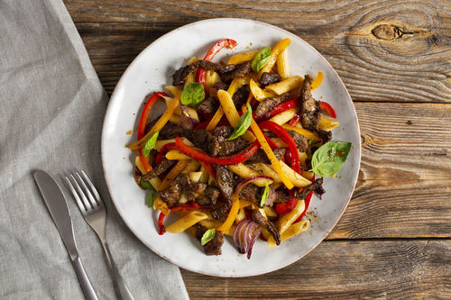 Zartes Rindergeschnetzeltes mit Paprika, Basilikum und Penne